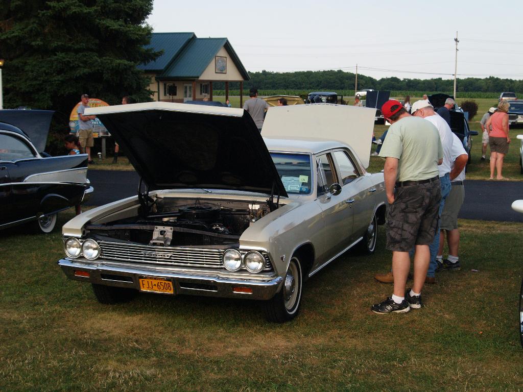 2012 Charcoal Corral Weekly Cruise Night: Image 10