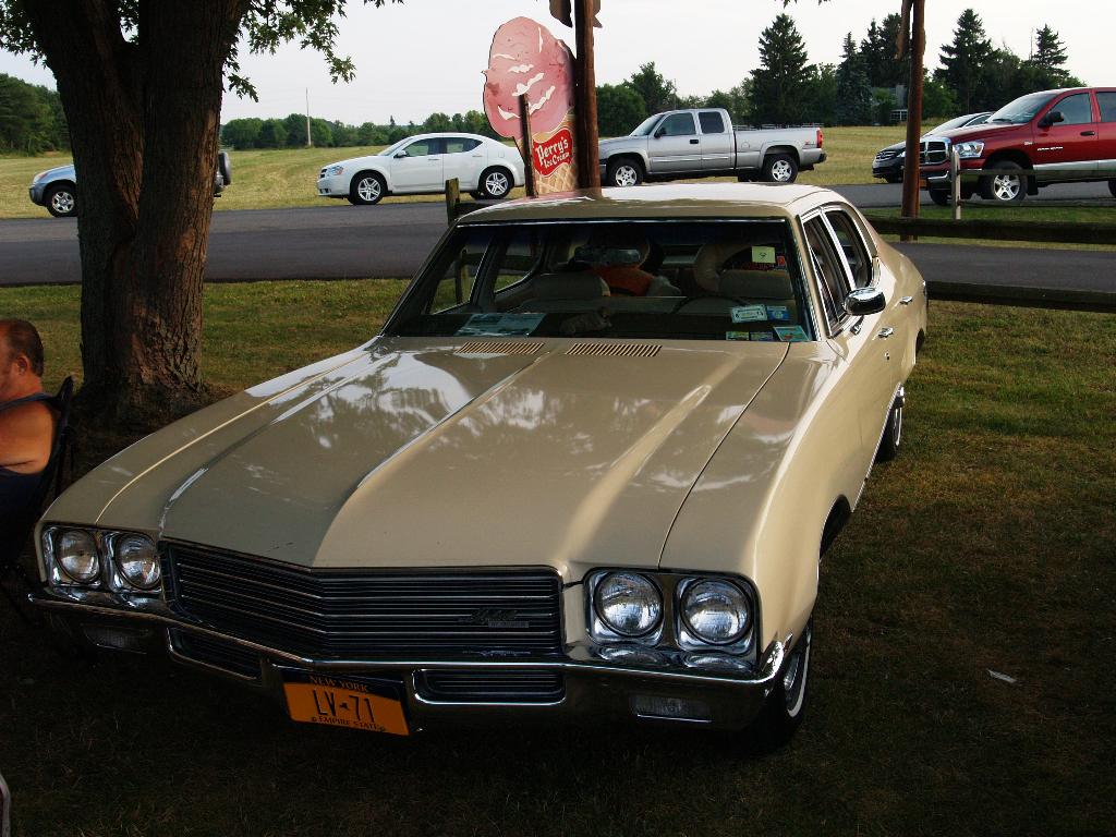 2012 Charcoal Corral Weekly Cruise Night: Image 3